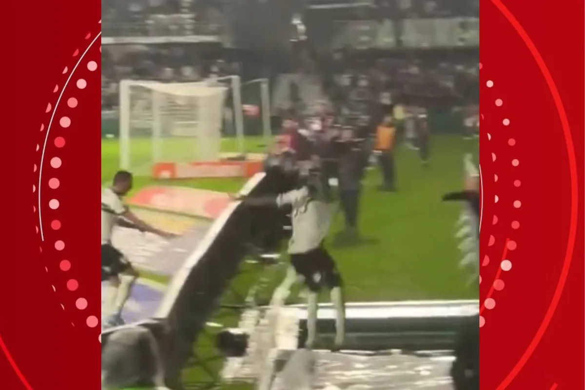 VÍDEO: jogador do Coritiba despenca em 'buraco' durante comemoração de gol, que foi anulado logo depois