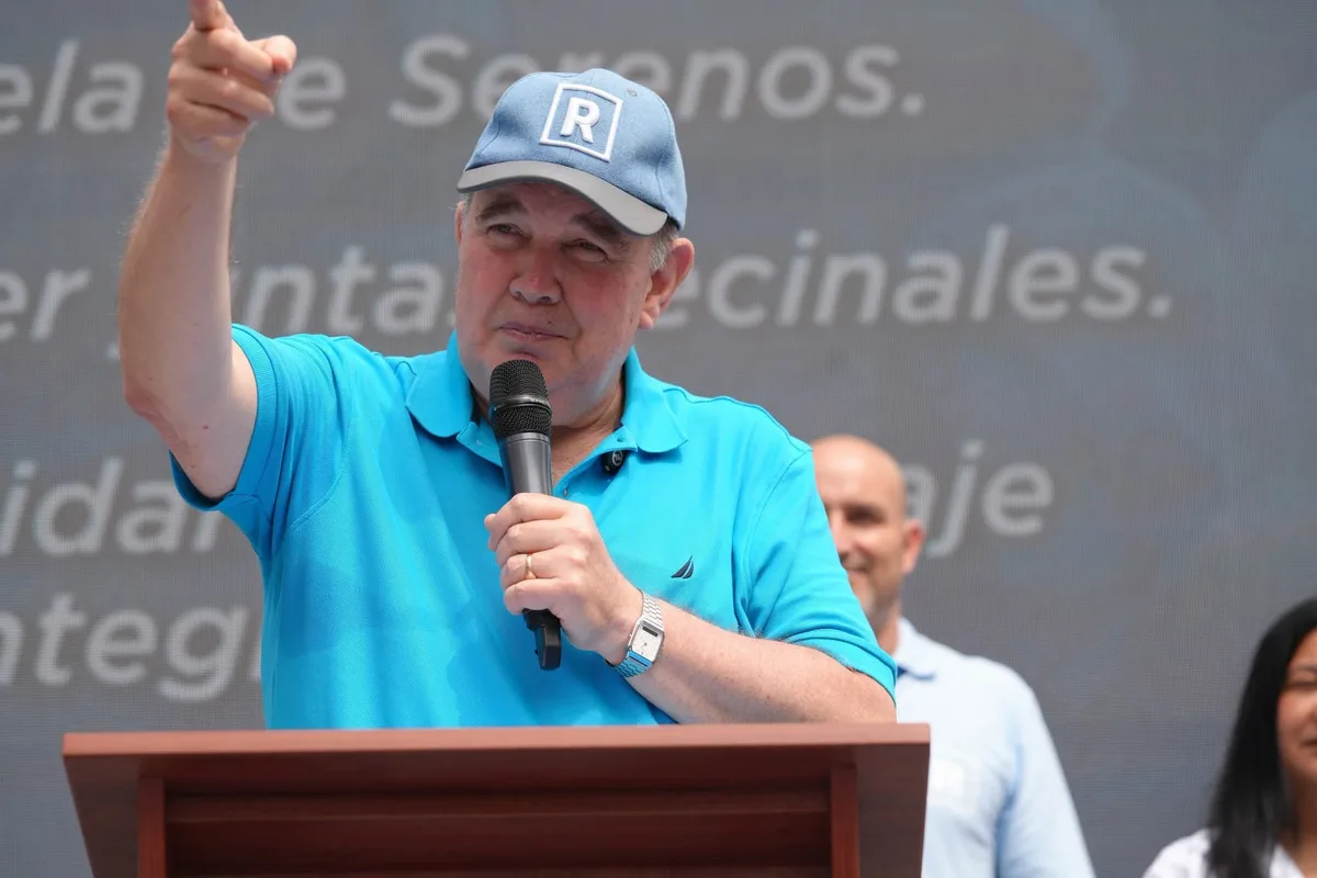 Rafael López Aliaga repite en el debate sus propuestas para Lima: más vías, buses eléctricos, agua y hospitales solidarios
