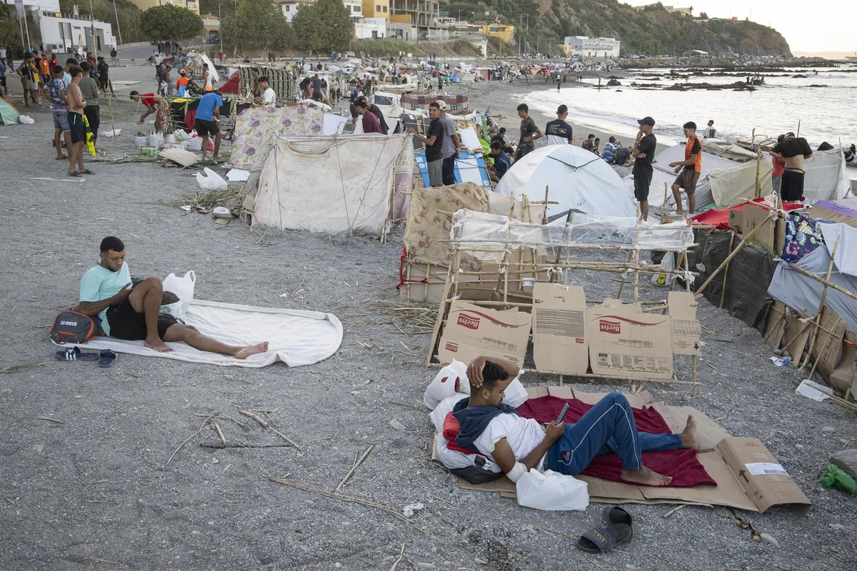 Una ONG alemana ayuda a los migrantes en Ceuta a cargar sus teléfonos con generadores y puntos de carga en el Trampolín