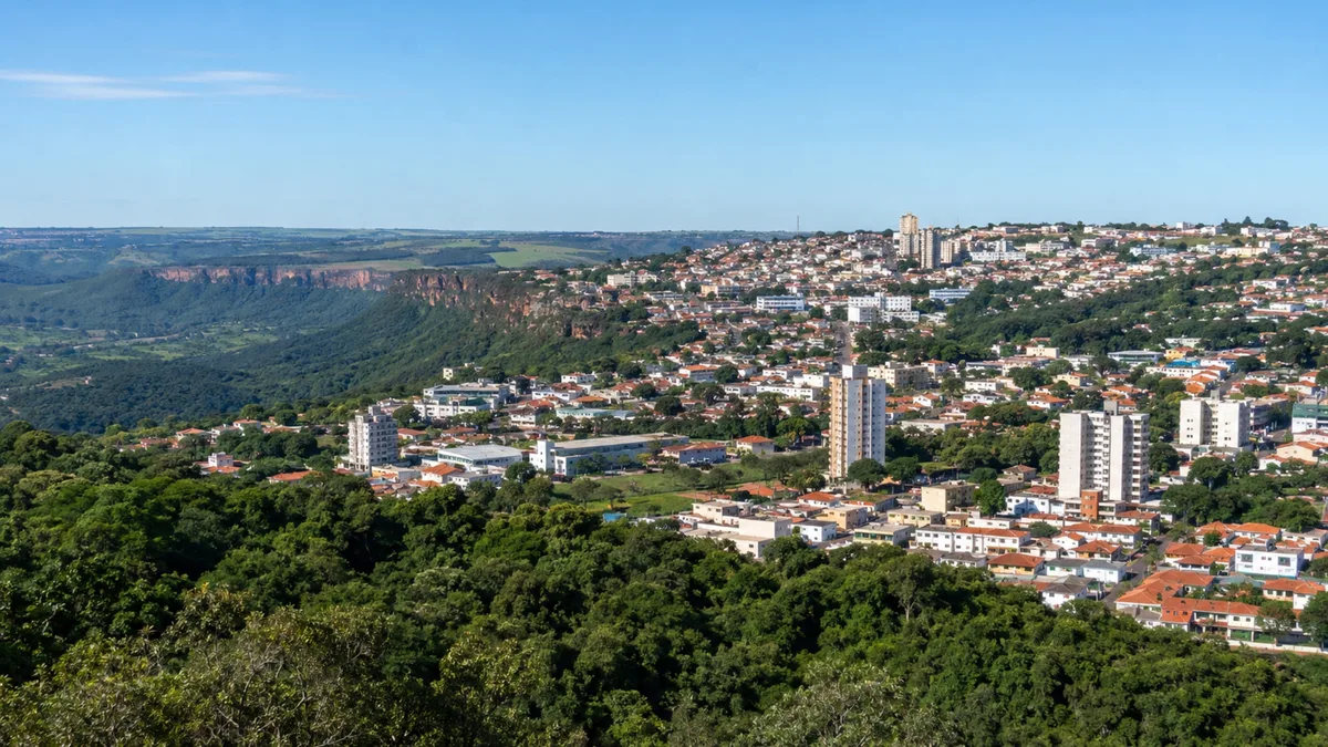 No interior paulista, cidade universitária cercada por serras consegue misturar hospitais, parques e vida urbana com cachoeiras e paisagens de montanha