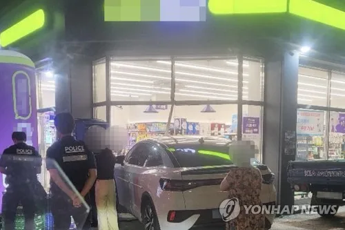 술 마시고 운전대 잡은 40대, 편의점 돌진…인명피해 없어(종합)