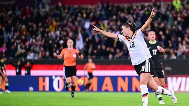 Härtetest in Karlsruhe: Kösslers Doppelpack: DFB-Frauen feiern 4:2 gegen Australien