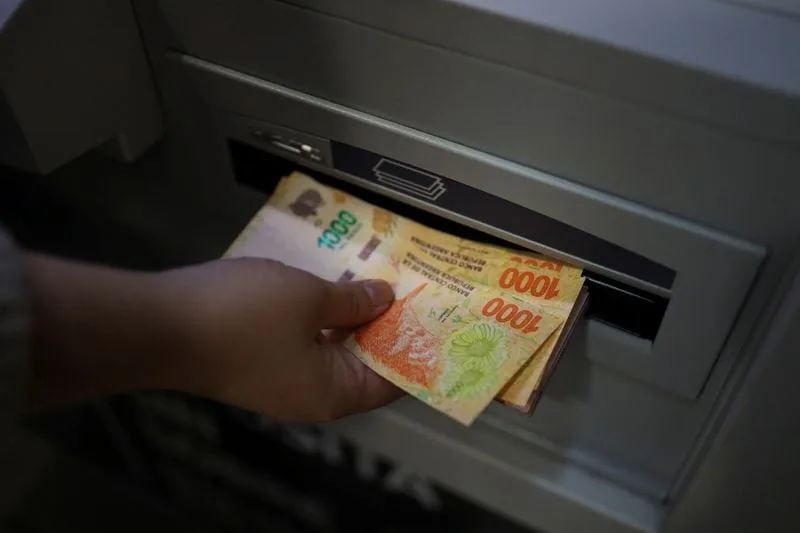 Comisiones bancarias: cuánto puede costar usar un cajero automático de un banco que no es el propio