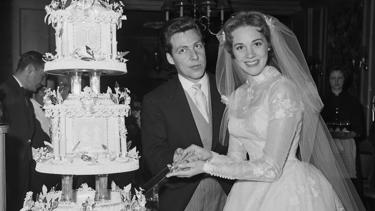 La historia del vestido de novia de Julie Andrews: un traje bordado creado por su marido (el diseñador de vestuario de 'Mary Poppins')