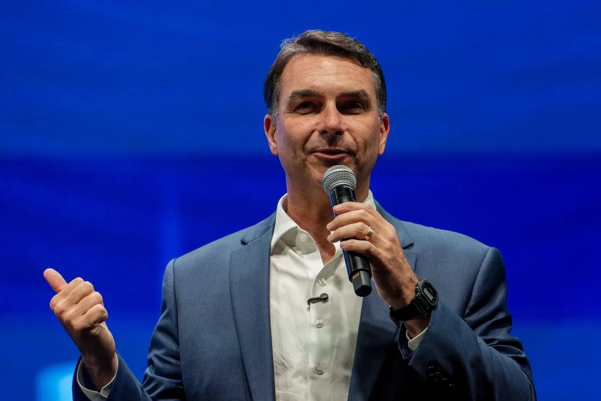 Flávio descarta Eduardo como chanceler e diz que cargo para Bolsonaro não está no radar