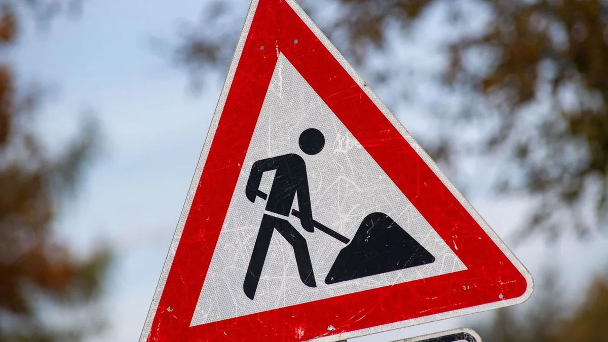 Trotz Absperrung: Rentner fährt durch Baustelle – Polizei stoppt Weiterfahrt