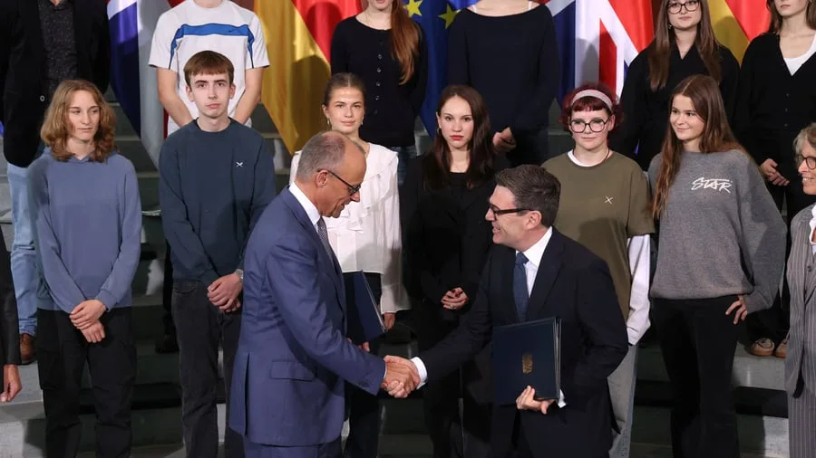 Britischer Premier in Berlin: Burnham bietet Merz Kampfjet-Kooperation an