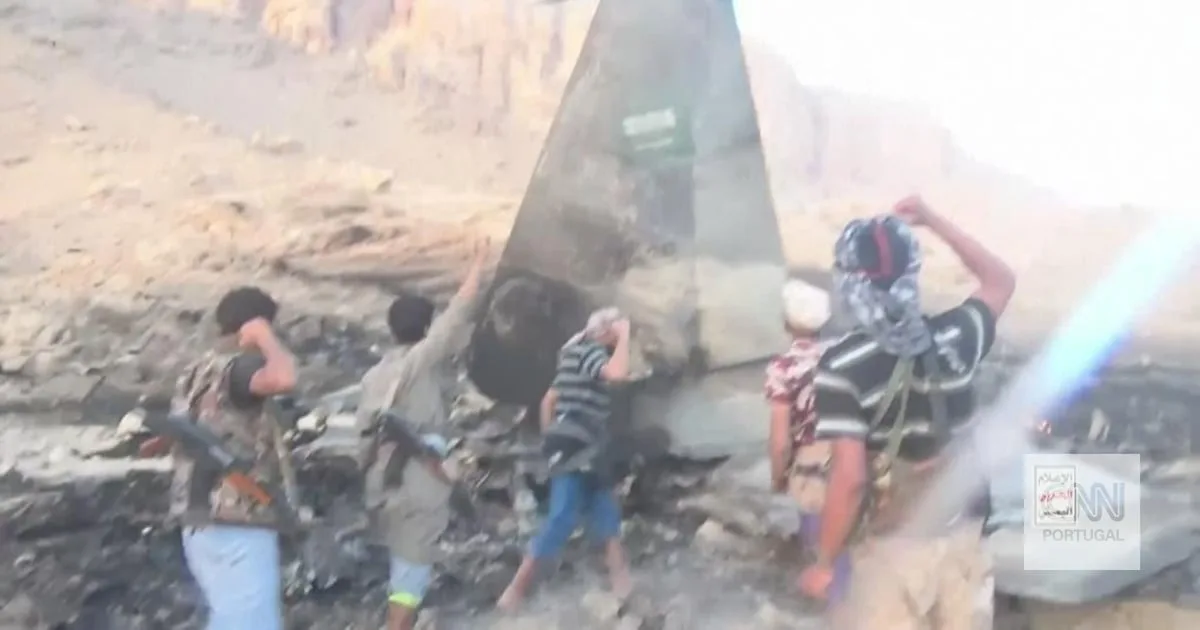 Houthis divulgam vídeo que alegadamente mostra um caça F-15 saudita abatido