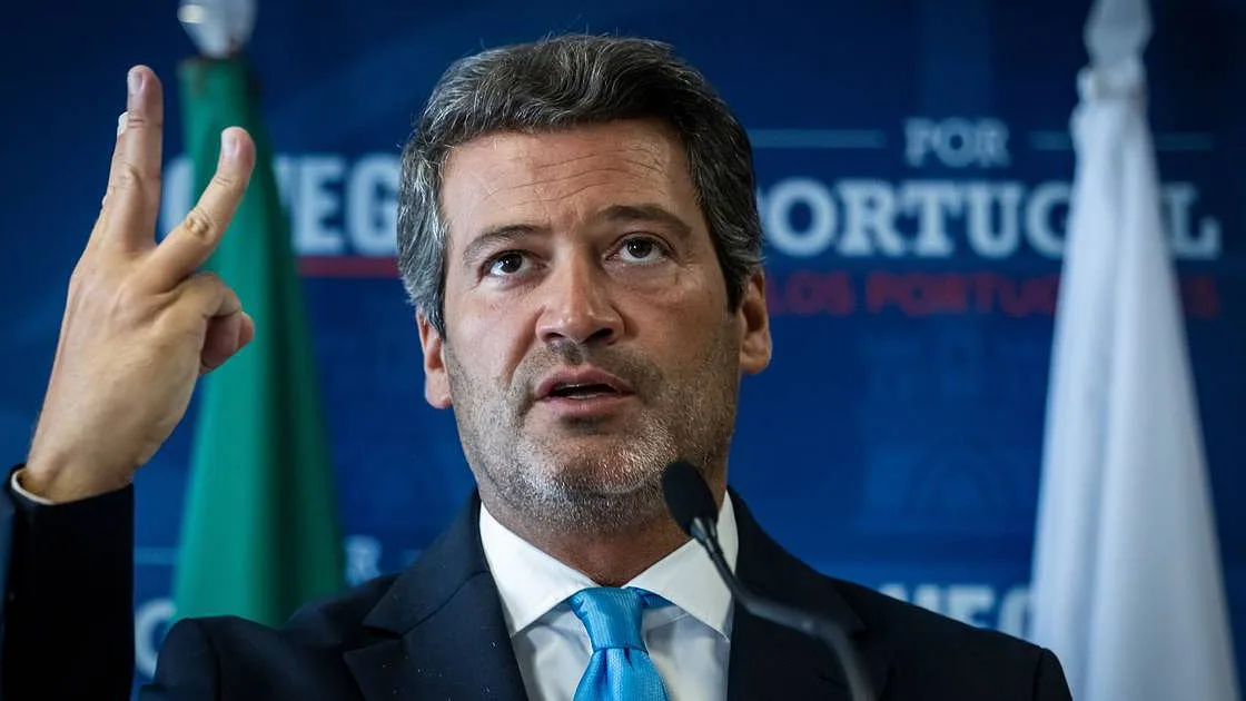 Ventura anuncia "pacote legislativo de emergência" e admite défice para financiar medidas para habitação