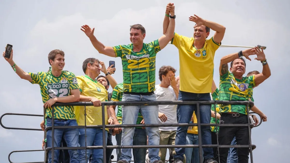 Flávio Bolsonaro faz ato com apoiadores na Avenida Dante Michelini, em Vitória, no ES
