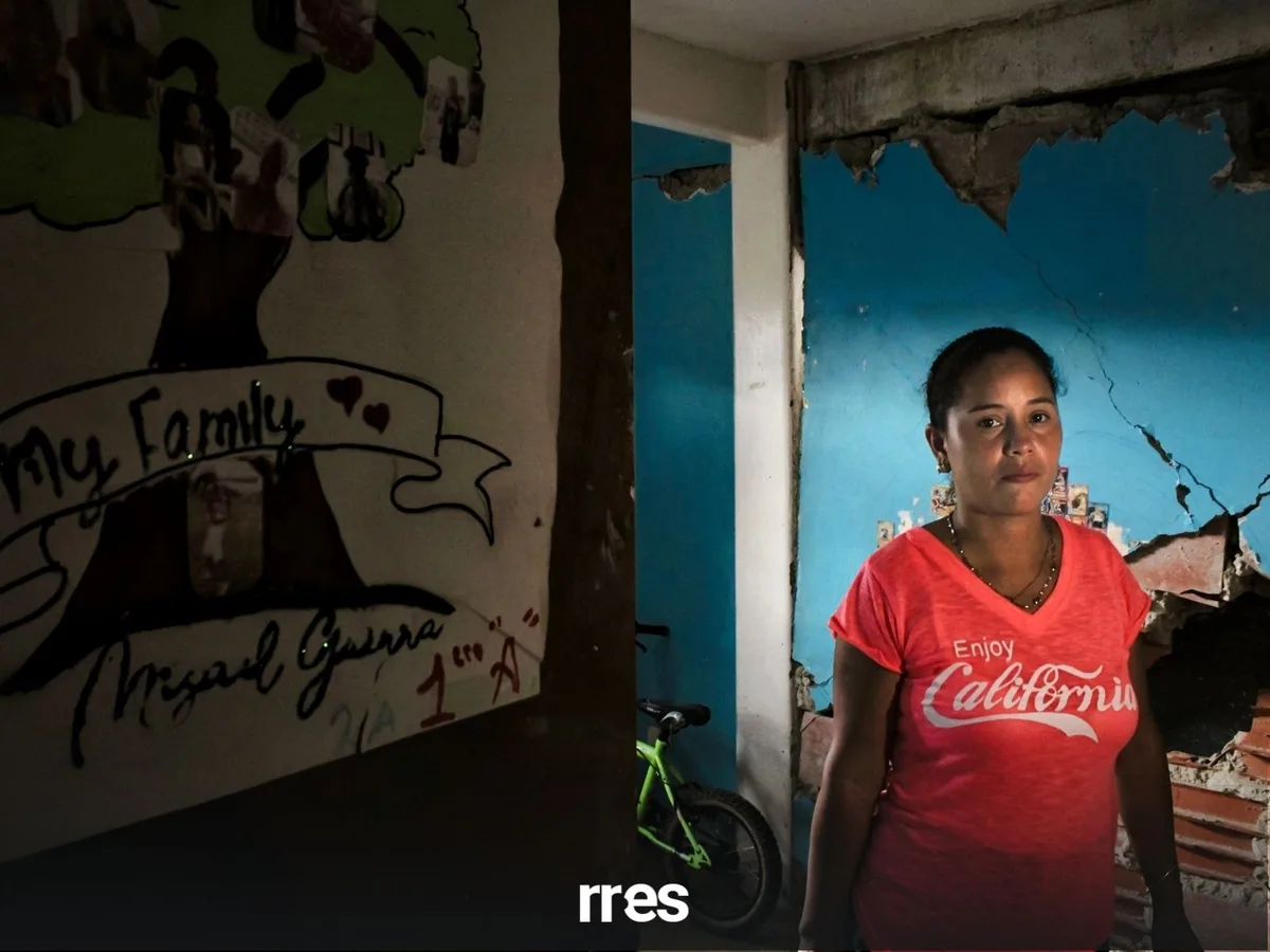 Las paredes destruidas por los terremotos no son invisibles en Ciudad Caribia