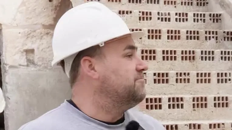 Damián, albañil: "Este trabajo es muy peligroso y no siempre se cuenta. Puedes caer desde lo alto o herirte con una radial"