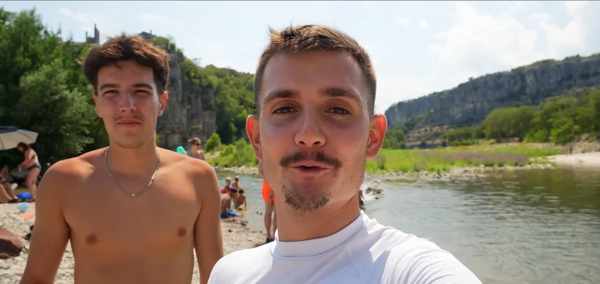Pierde una medalla en el río a 5 metros de profundidad y encuentra una innovadora solución para recuperarla en 20 minutos