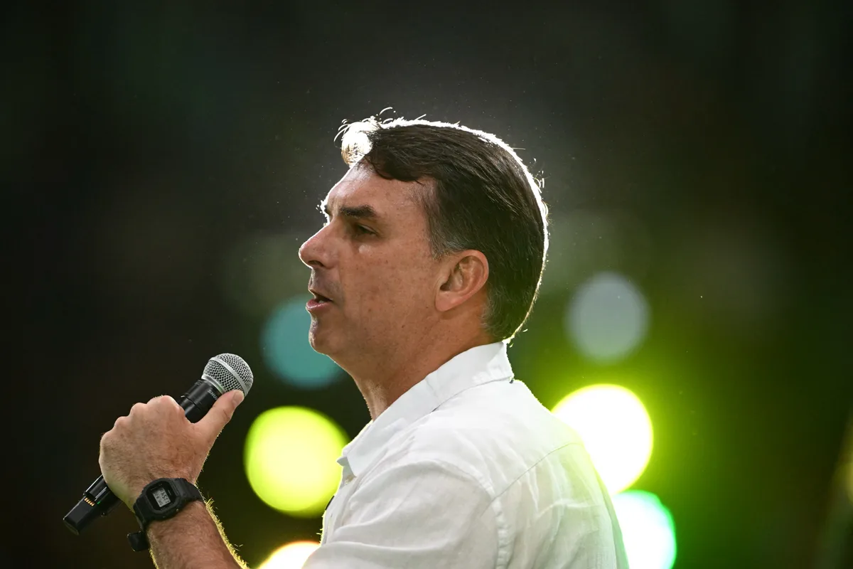 Flávio Bolsonaro cumpre agenda no RS em 2 de setembro ao lado de Zucco e aliados