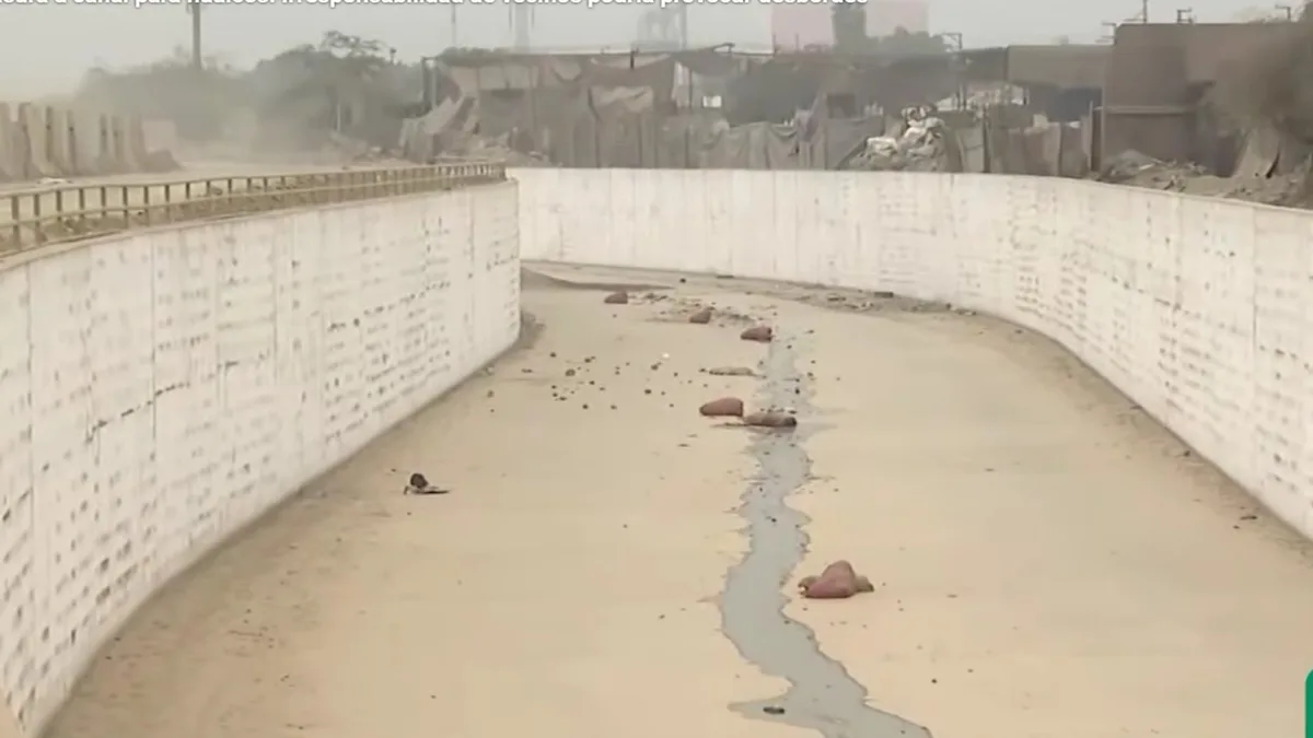 El canal de Huaycoloro, construido para conducir huaicos, es usado como basurero y acumula llantas, bolsas y tanques rotos en Lima Este