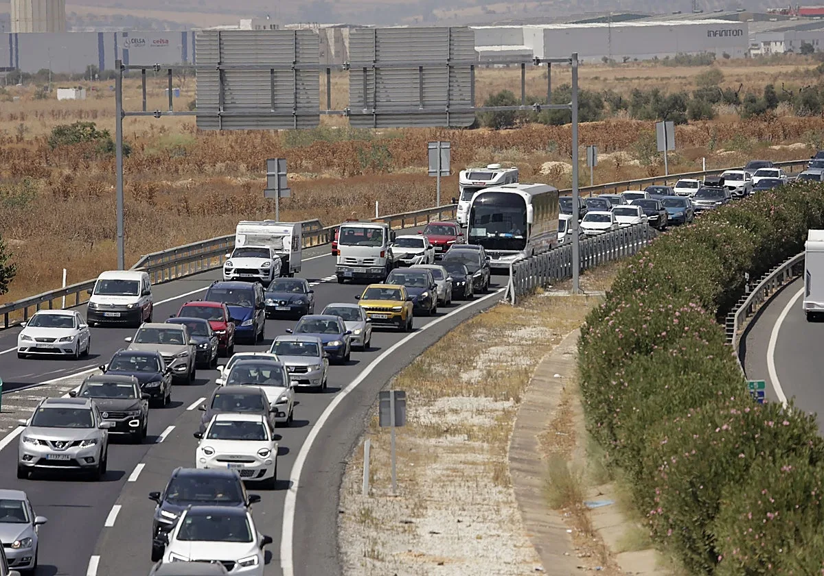 Un accidente deja diez kilómetros de retenciones en el tramo de Las Cabezas de la AP-4 y la A-49