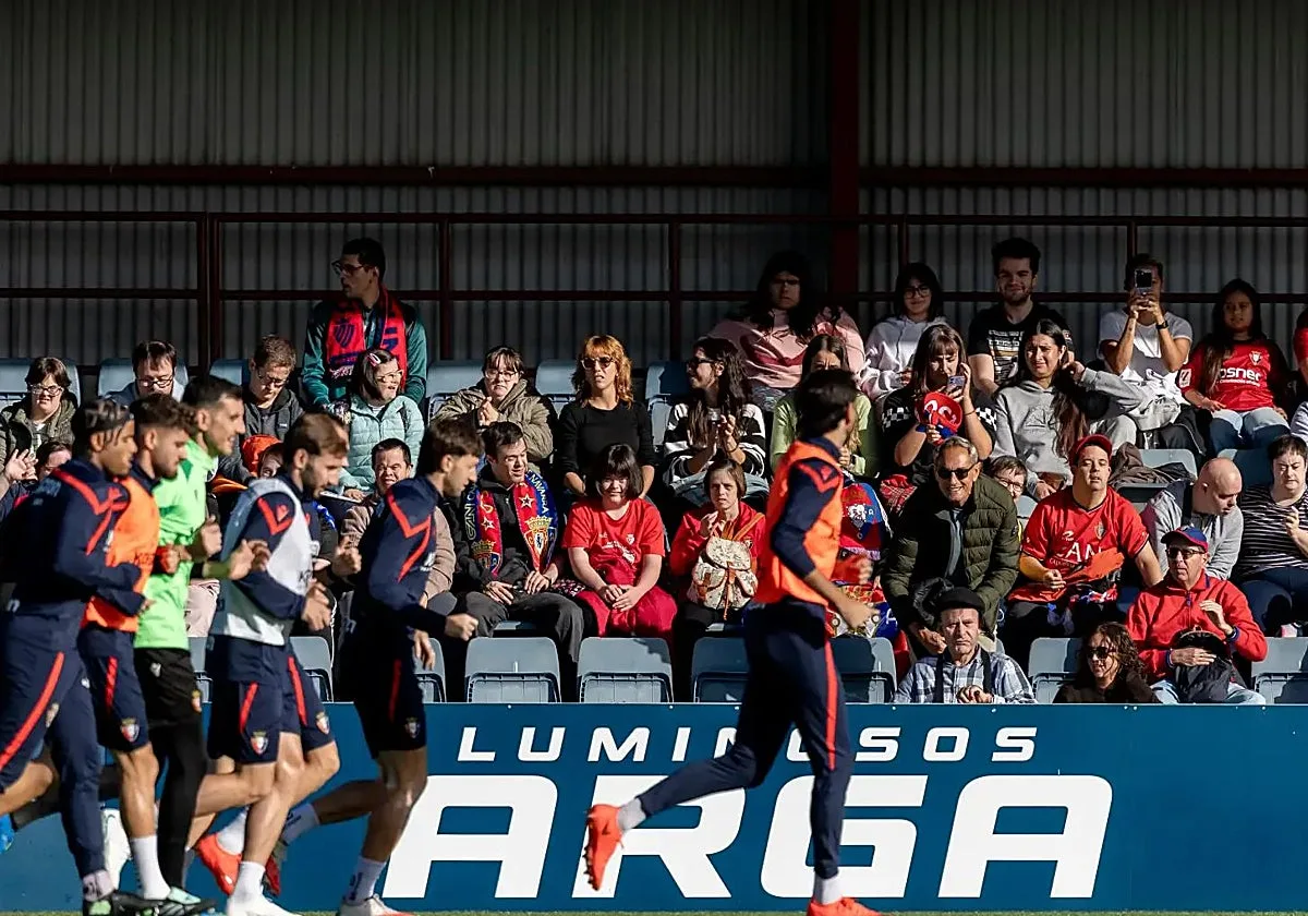 Osasuna trabaja el balón parado en un entrenamiento abierto para asociaciones y centros que colaboran con su fundación