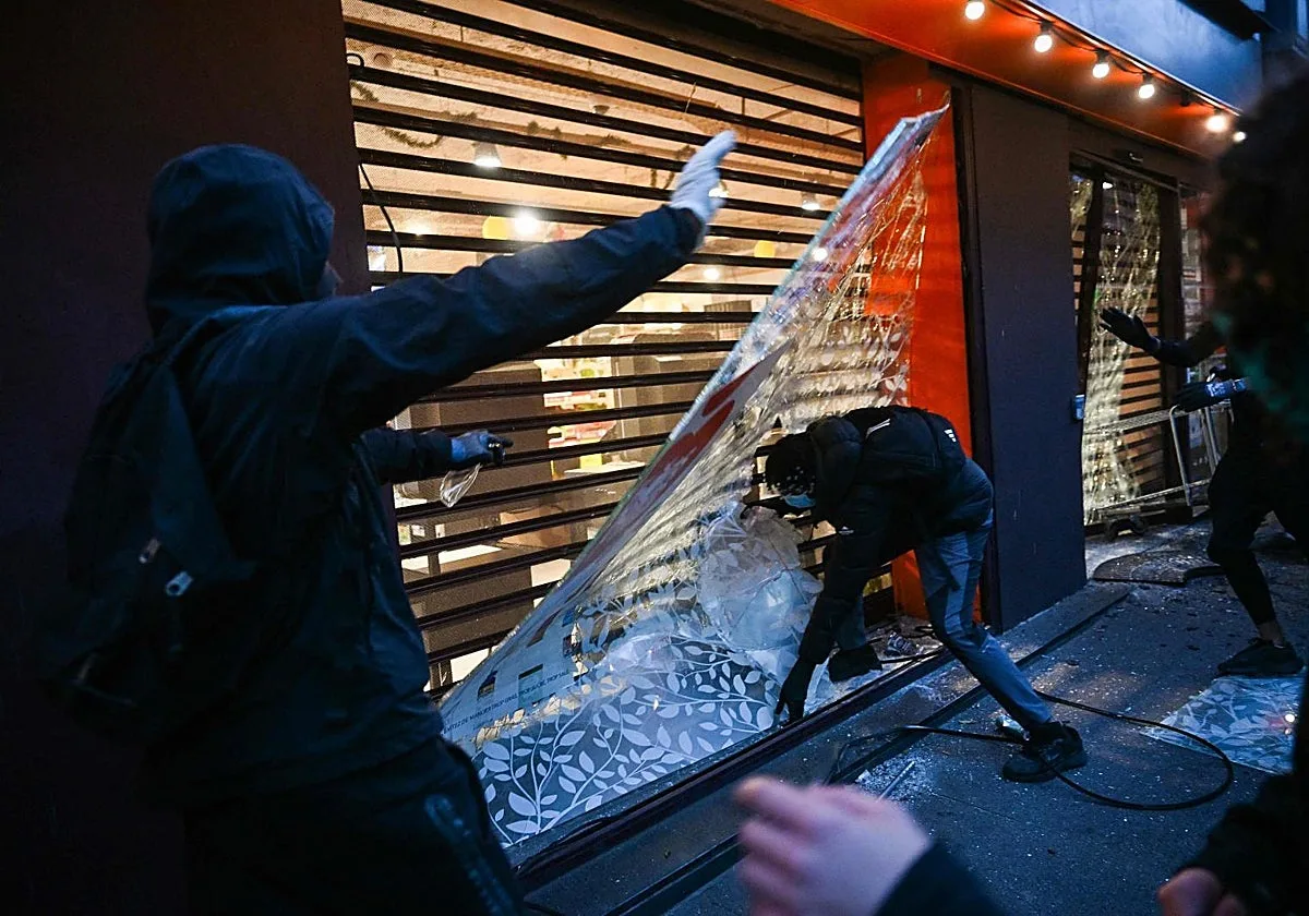 Los comerciantes franceses, tras las violentas protestas: «Lo he perdido todo, mis sueños estaban dentro de esta tienda»