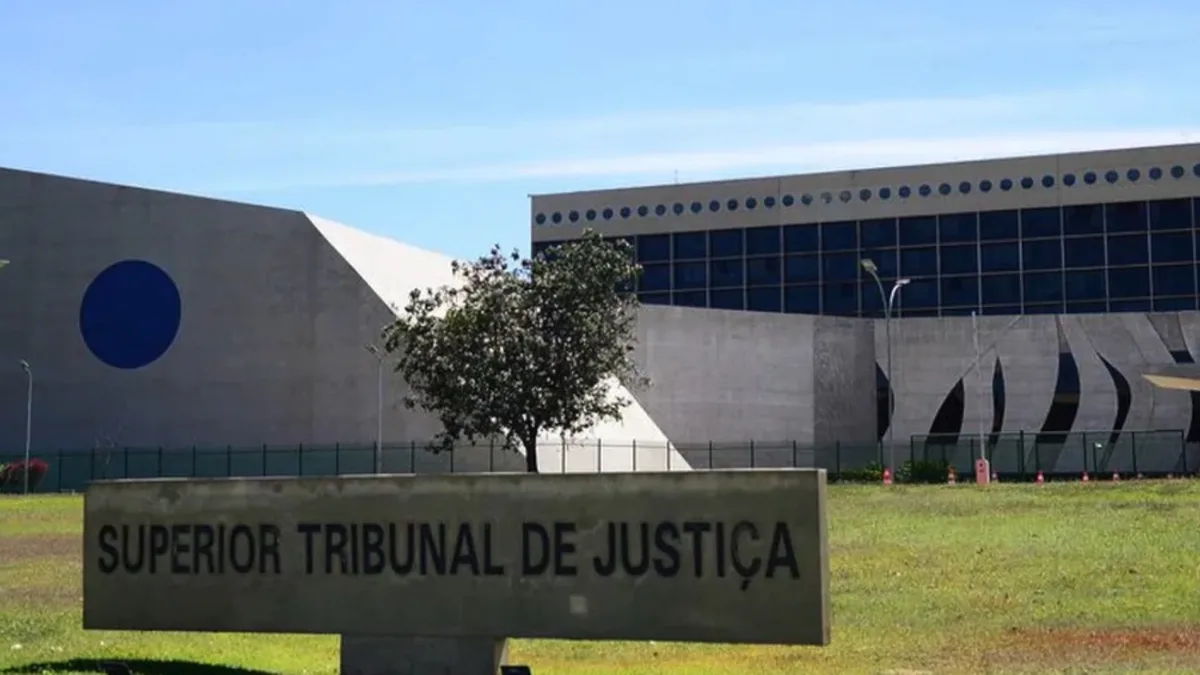 STJ abre investigação e exonera servidor suspeito de vazar minutas de decisões a advogado amigo de Flávio