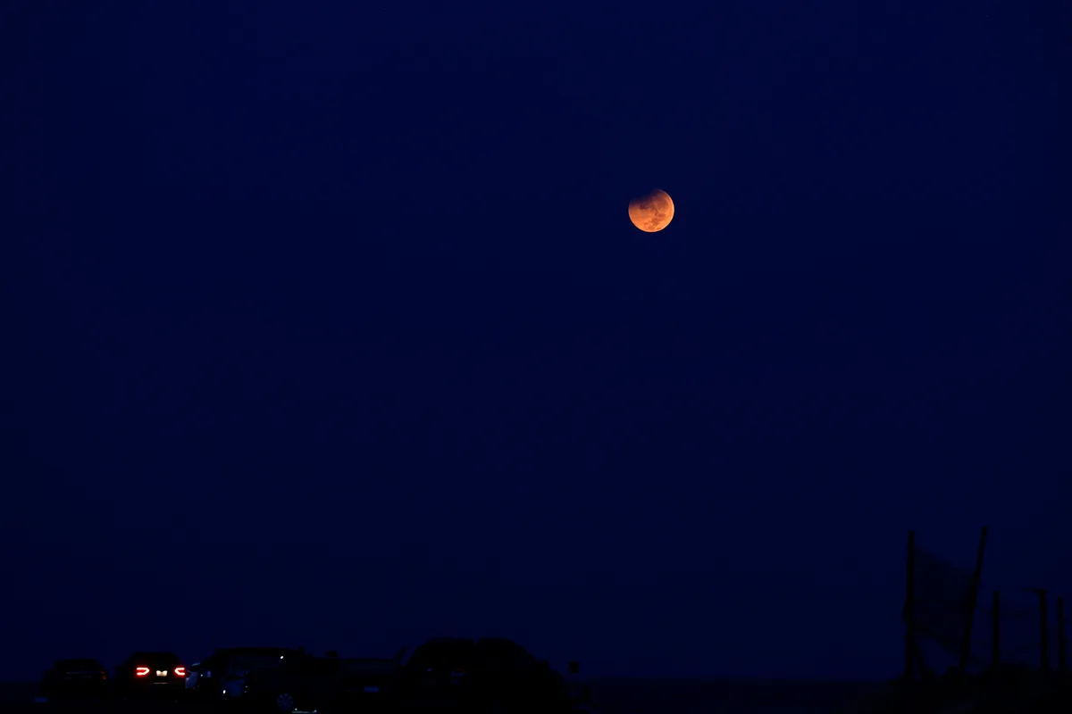 El eclipse parcial de luna, en imágenes