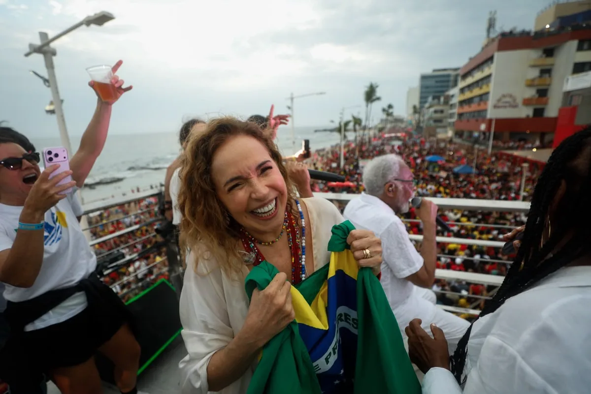 "Fascista não se cria!", Daniela Mercury puxa coro em final de ato pela democracia na Barra