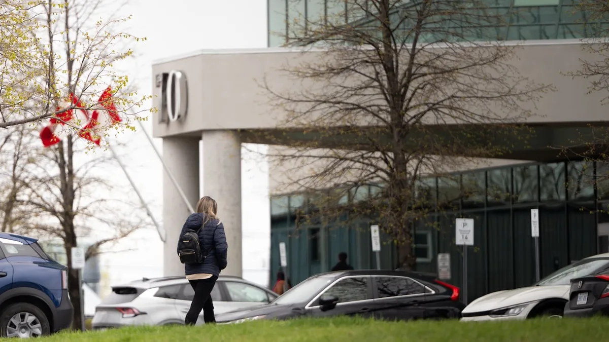 Lack of space keeping 10% of federal public servants from more office time