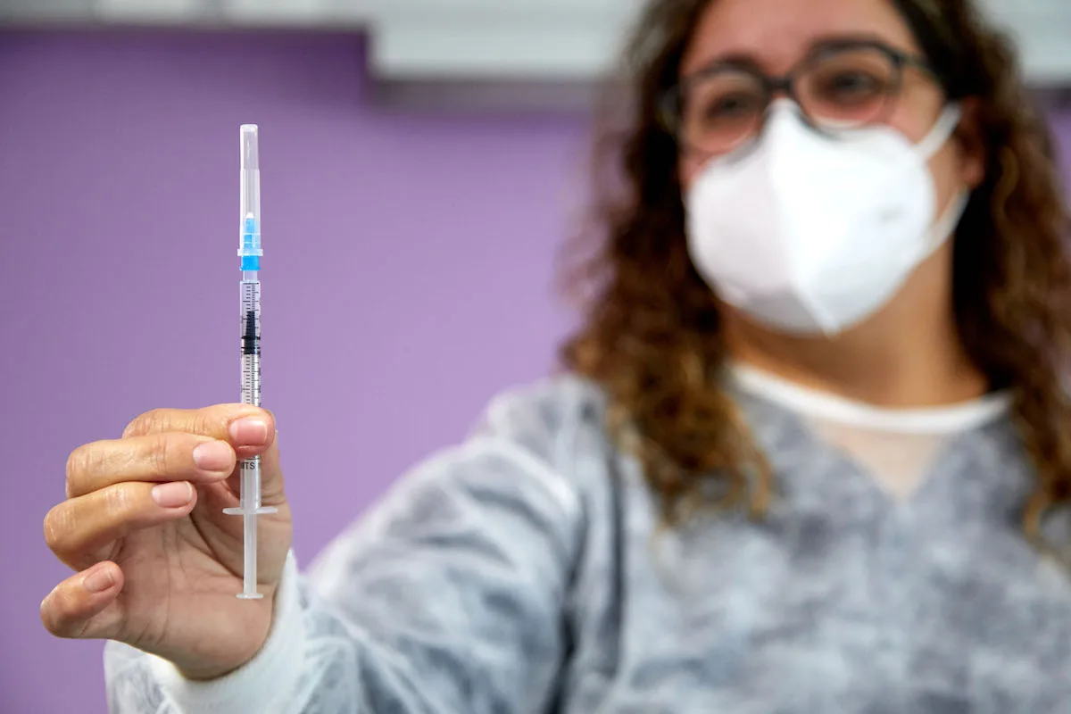 Porque é que algumas pessoas respondem melhor à vacina contra a COVID-19? A IA já sabe
