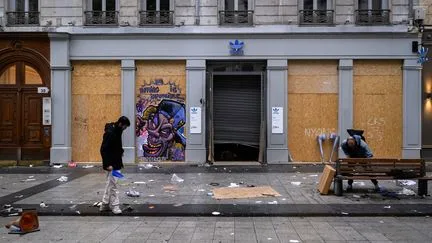 "J'invite chacun à venir nous aider !" : à Paris, Lyon et Limoges, des riverains se mobilisent pour remettre les rues en état après les violences du 17 octobre