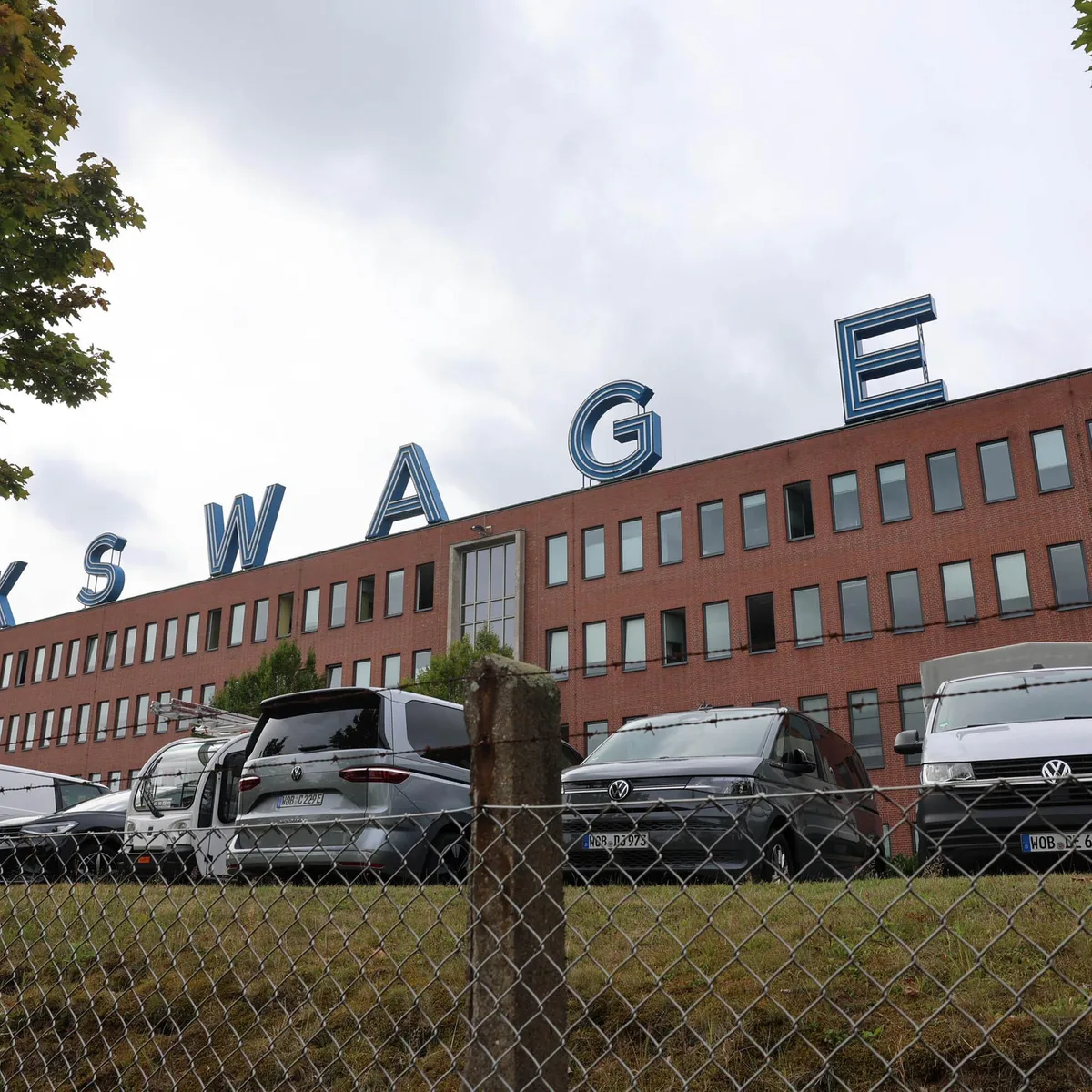 Volkswagen in der Krise - Betriebsrat bestätigt Bericht über Einfrieren der Gehälter bei VW