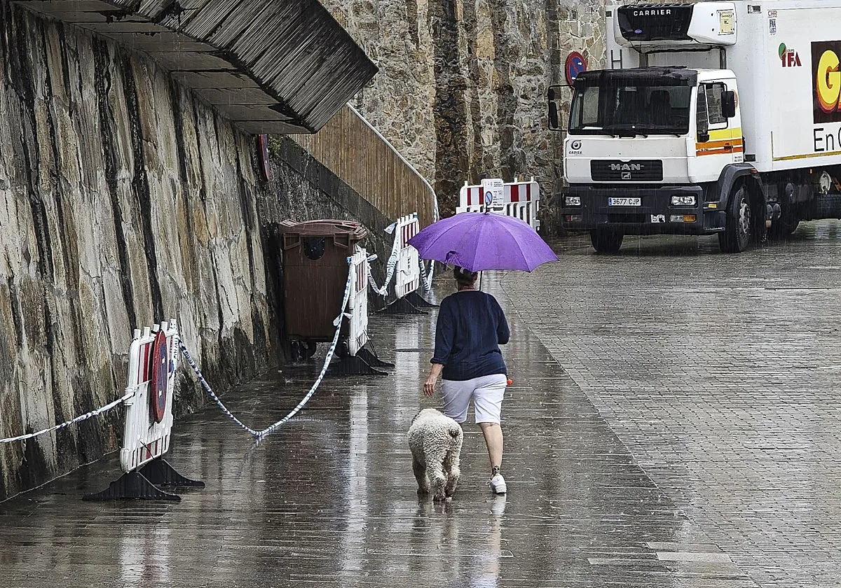 Las tormentas descargan más de mil rayos sobre Galicia e inundan varias calles de La Coruña