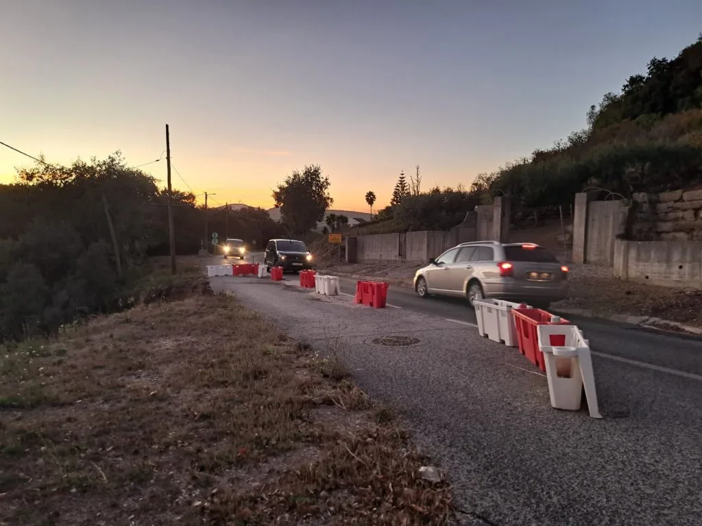 “Um jogo do empurra”. Estrada interditada há meses entre Torres Vedras e Sobral de Monte Agraço deixa alunos sem autocarro
