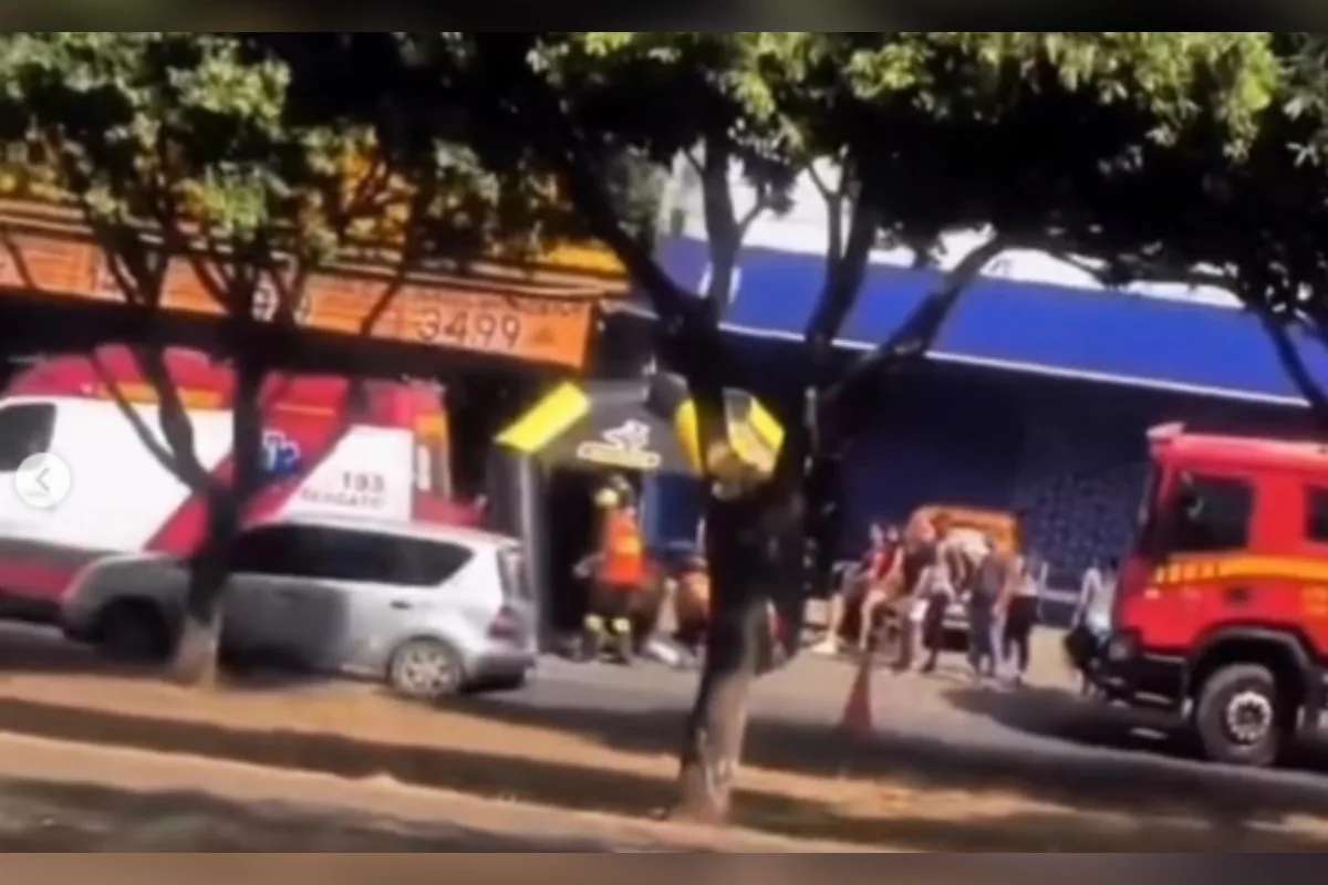 Homem morre após ônibus atingir caminhão em que ele descarregava materiais