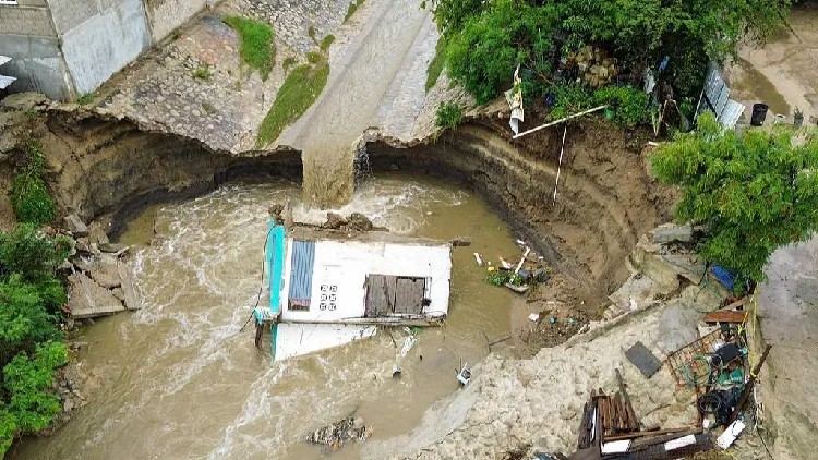 Hurricane Simon weakens as rains flood Mexico's Pacific coast