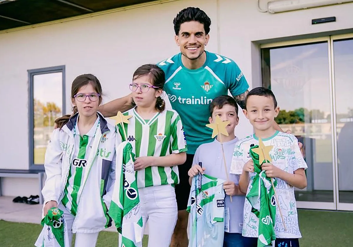 El Betis y la Fundación Pequeño Deseo seguirán colaborando para acercar al club a niños y niñas enfermos o en situaciones difíciles