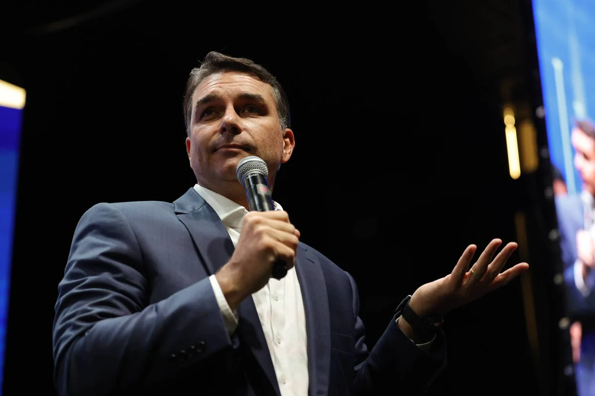Flávio Bolsonaro silencia e vota a distância pelo fim da escala 6x1