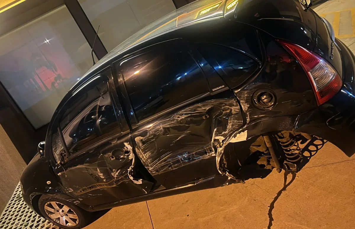 Carro parado na rua fica destruído ao ser arrastado por ônibus do transporte público em Ribeirão Preto, SP; vídeo