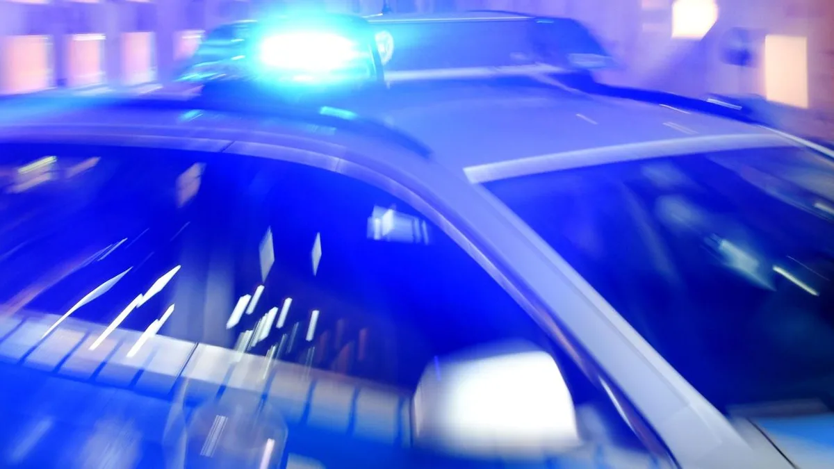 Unfälle: Auto stößt gegen Baum: Jugendliche lebensgefährlich verletzt