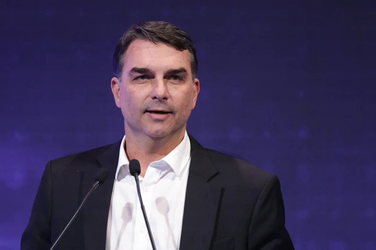 O jantar de Flávio Bolsonaro com o banqueiro André Esteves