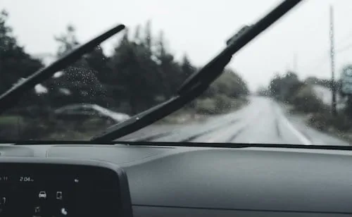 Qué pasa si llenas con agua el depósito del limpiaparabrisas de tu auto