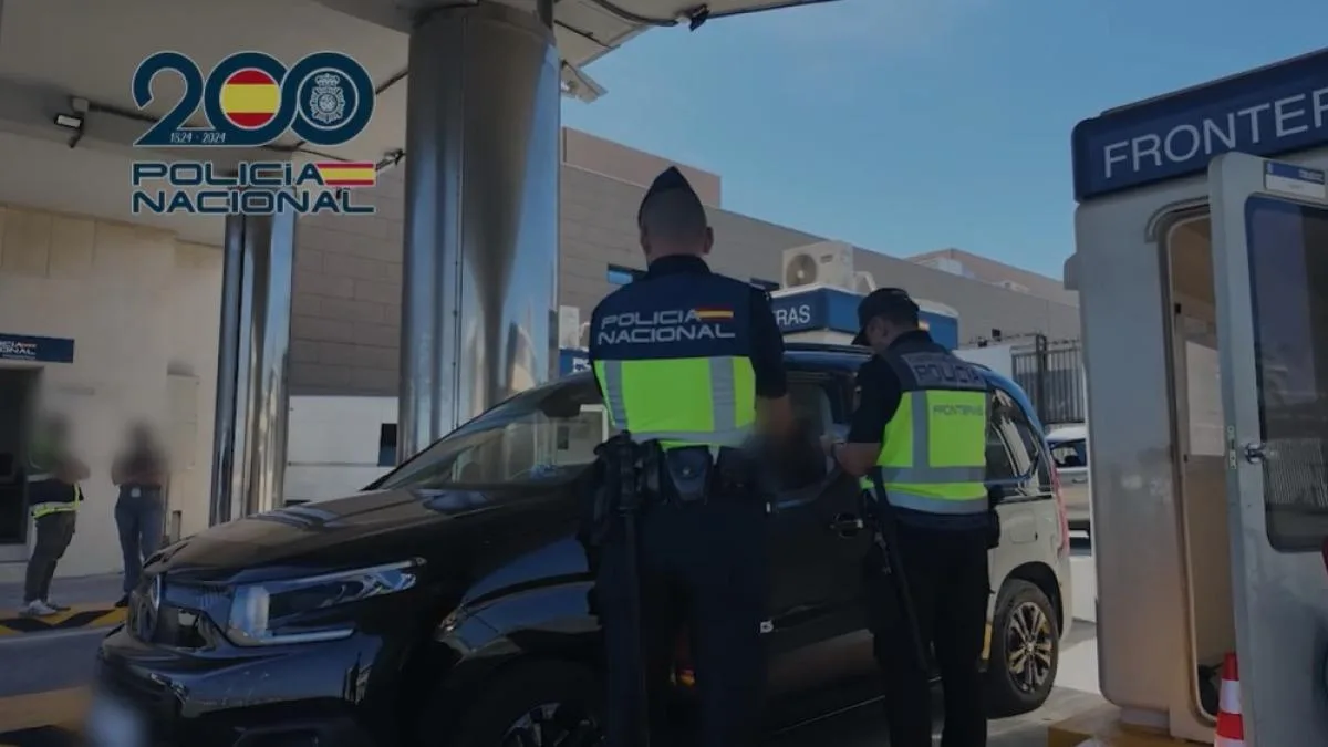 Detenidos 40 inmigrantes en Ceuta que querían llegar a la Península con DNI de otras personas