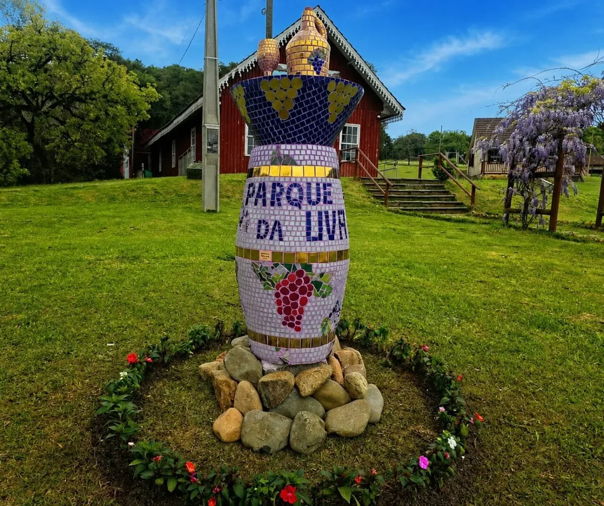 Monumento em mosaico homenageia tradição da uva e do vinho em Colombo