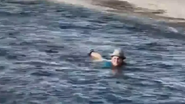 Mulher filmada a flutuar no Rio Los Angeles. "GTA da vida real"