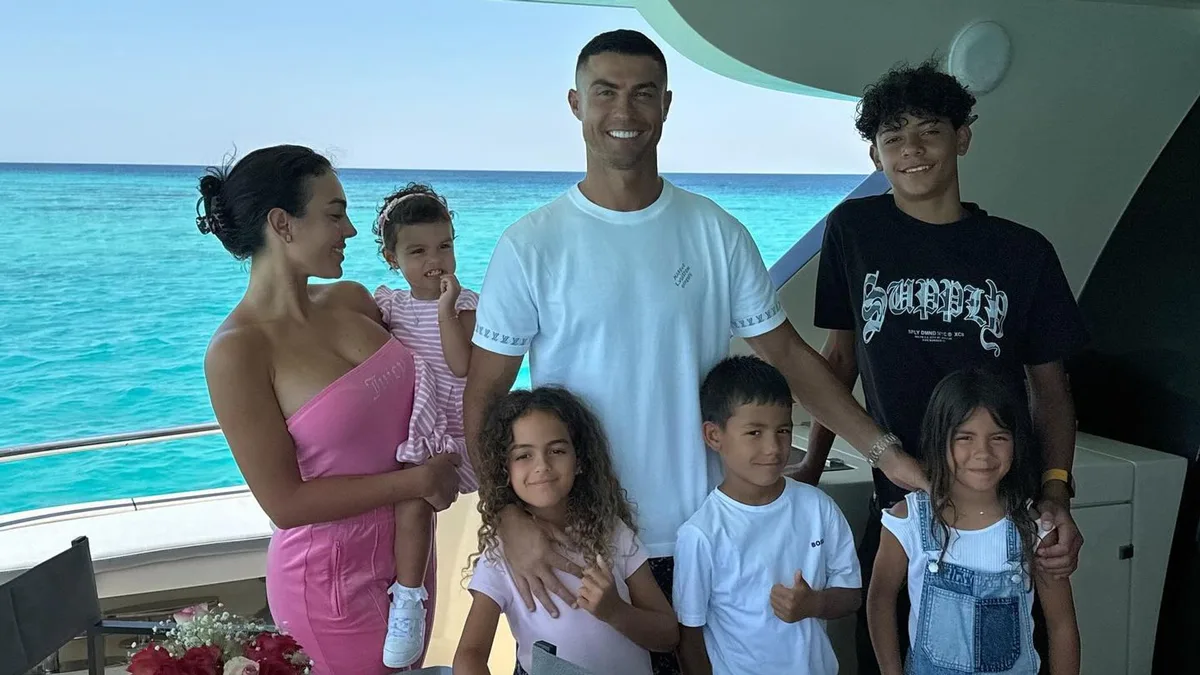 Georgina Rodríguez adopta a los hijos mayores de Cristiano y una abogada explica qué implica este paso: "Una separación o divorcio posterior no hace desaparecer ese vínculo jurídico"