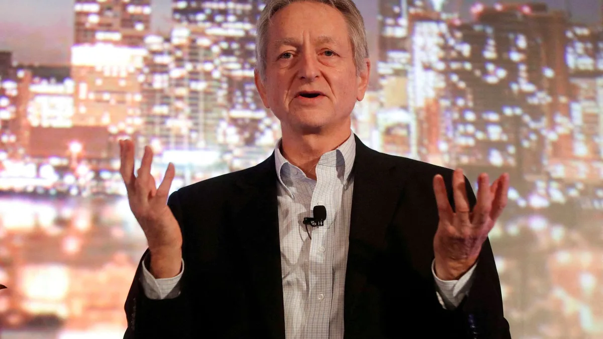 Geoffrey Hinton, premio Nobel, sobre el futuro laboral con la IA: "Ser un trabajador competente no será suficiente"