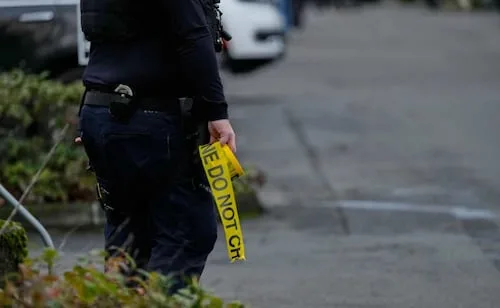 Reportan 5 muertos, incluidos tres niños, en tiroteo en escuela de Oregon; el autor del ataque fue abatido