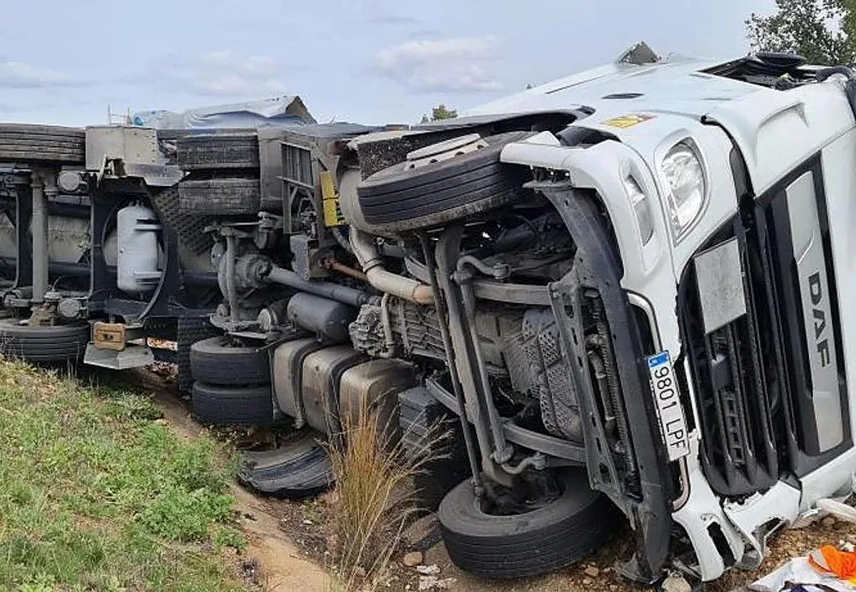 Herido el conductor de un camión tras volcar en la A-4 en Villafranca de Córdoba