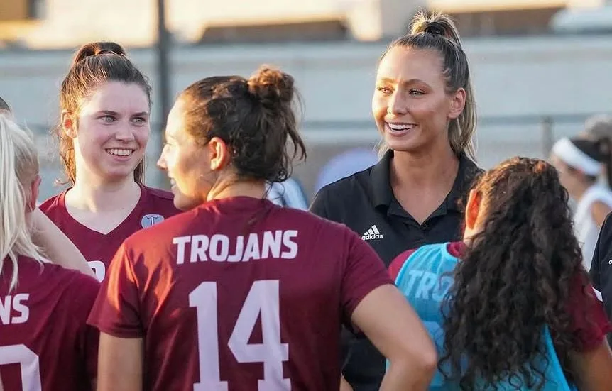 Kayla Saager-Beckley, ex-star du football universitaire américain, est morte à 30 ans, enceinte de son premier enfant