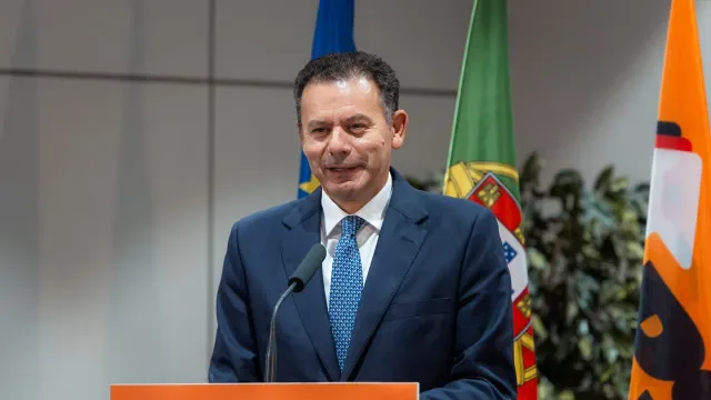 "País não ganha se o PSD estiver acorrentado ao partido à nossa direita"