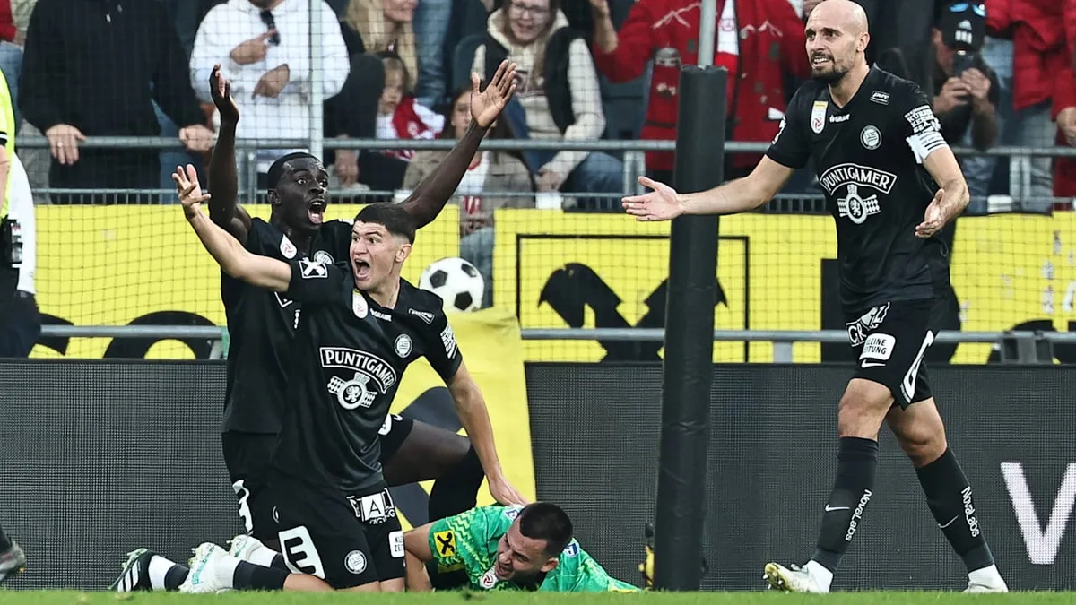Spieler bilden Sichtschutz - Horror-Verletzung im Ösi-Derby