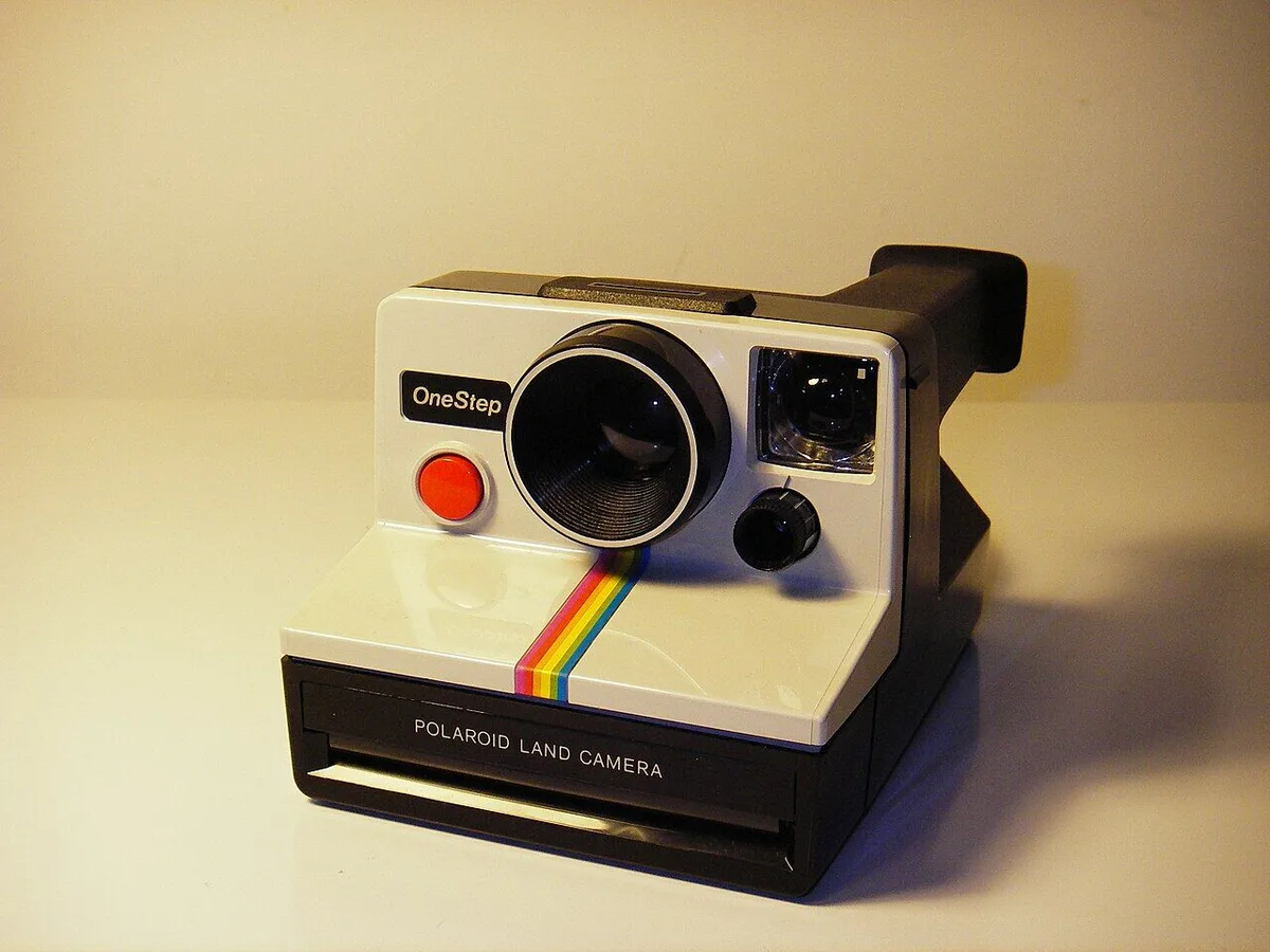 “Papá, porque é que não posso ver já as fotos?” — e o pai inventou a Polaroid